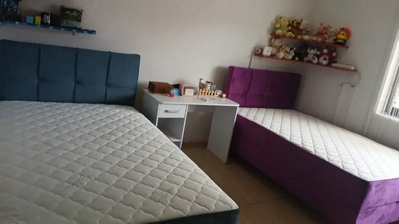 Plavi i ljubičasti jednokrevetni ležaj u dječijoj sobi