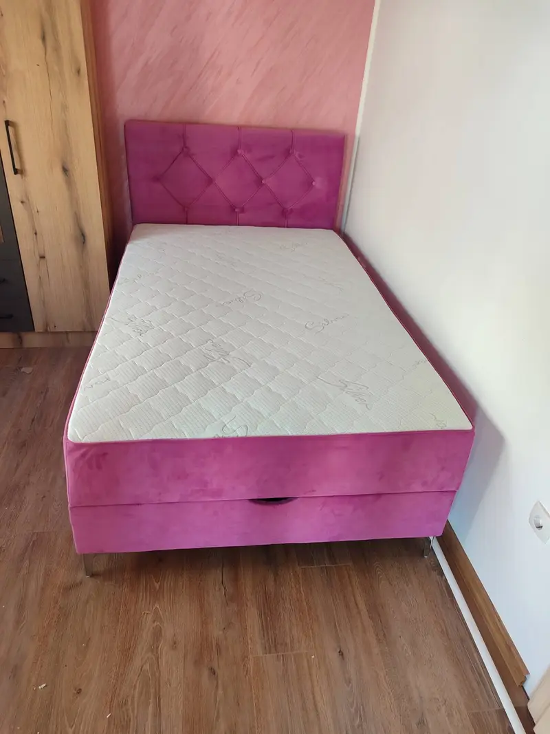 Ružičasti francuski ležaj u dječijoj sobi