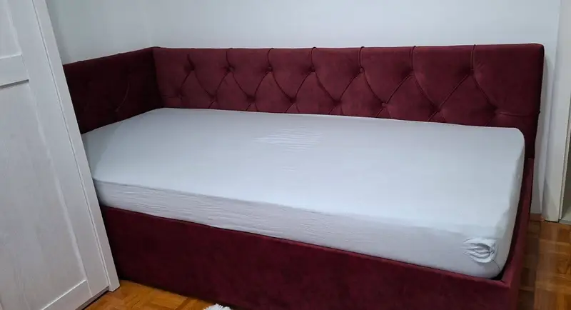 Bordo ležaj s kapitone uzglavljem duž zida